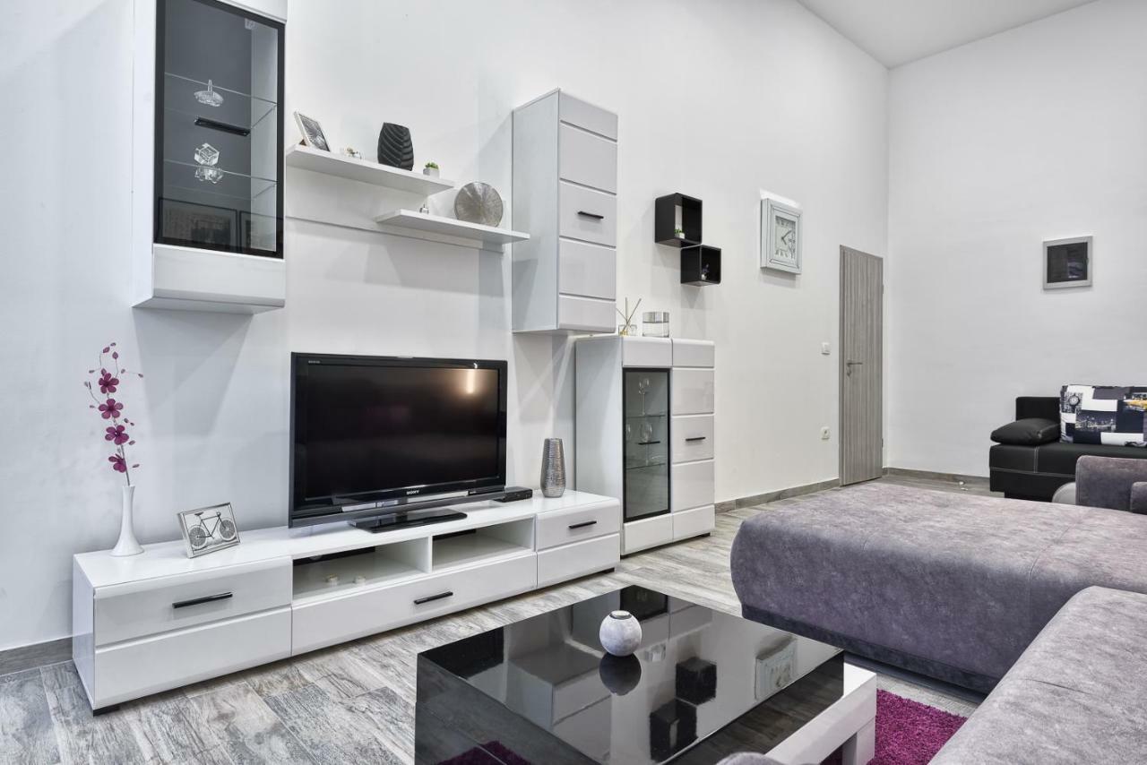 Apartment 20M From Arena Пула Екстериор снимка